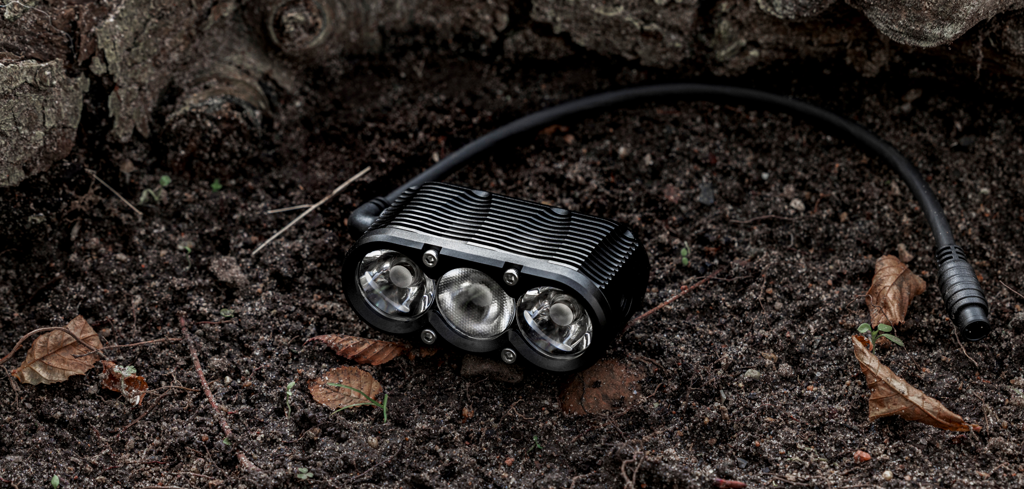 Gloworm XSV G2.1 external battery bike light with keyed 3-pin connector on trail